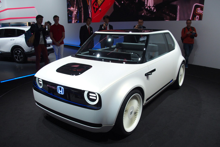 日本メーカーの展示車両のなかでも、特に注目を集めていたホンダの「アーバンEVコンセプト」。ホンダは2025年をめどに、欧州の四輪ラインアップにおける販売数の3分の2を、ハイブリッド車やプラグインハイブリッド車、電気自動車、燃料電池車などに置き換えるとしている。
