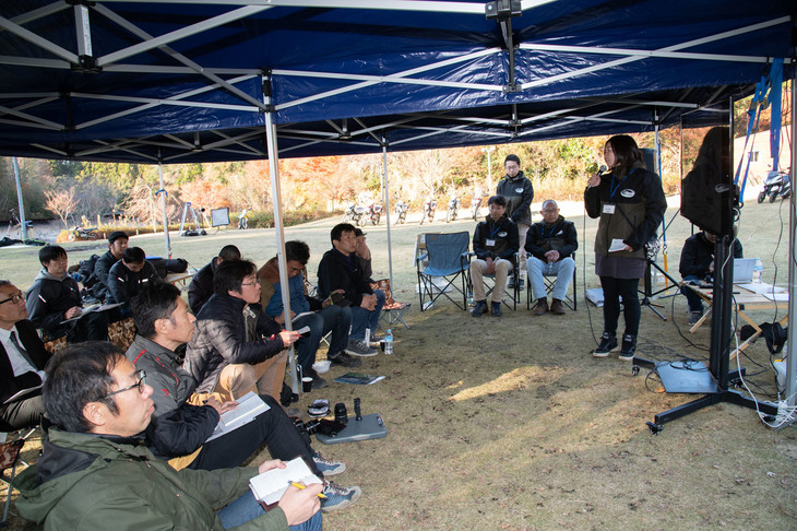 撮影前の商品説明の様子。かつて「セロー」の開発を主導した近藤 充氏はもう表に出てこないが、その意思は後進に受け継がれている。