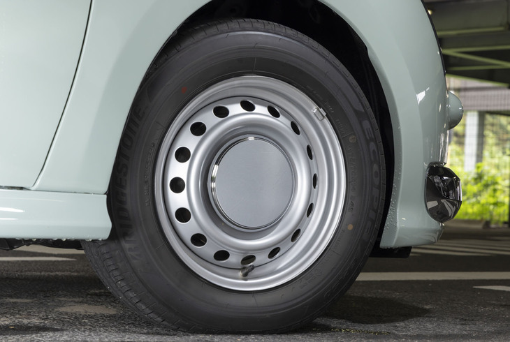タイヤサイズはベース車両と同じ175/70R14。スチールホイールにはメッキ入りのセンターキャップが装着される。