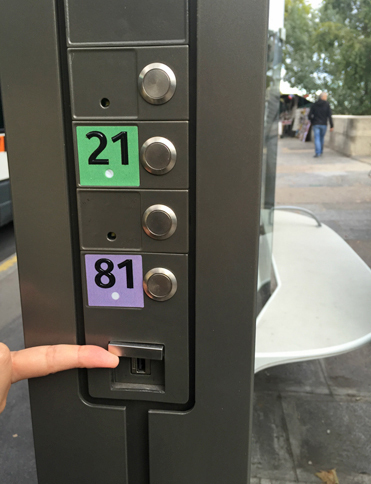 おっ、新型停留所のポールにはUSBのアウトレットまである。