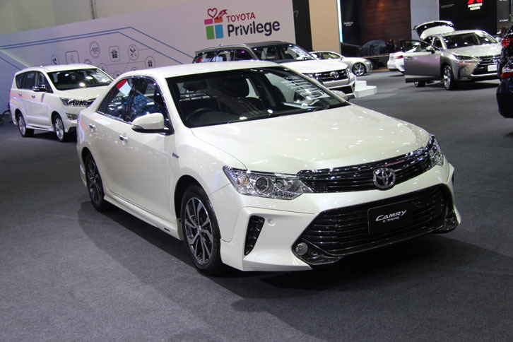 スポーティー大好き、エアロ大好き。そんなお国柄のタイだけに、「カムリ」だってエアロパーツでドレスアップ。日本ではちょっと考えられない仕様ですが、しっかりカタログモデルです。