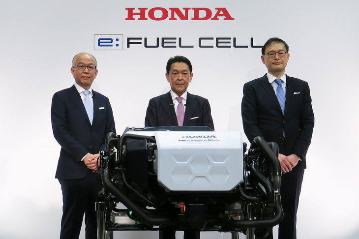 ホンダは、2023年2月2日に水素事業の拡大を発表。写真はホンダの水素事業関係者と、GMと共同開発した次世代燃料電池システム。