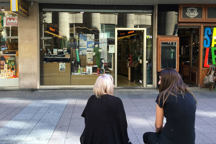 ドイツの筆記具店ハイツマンの店先にて。