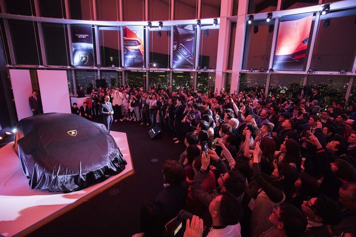 ゲストを前に、ステージ上で再びアンベールの瞬間を迎える「ウラカンEVO」。