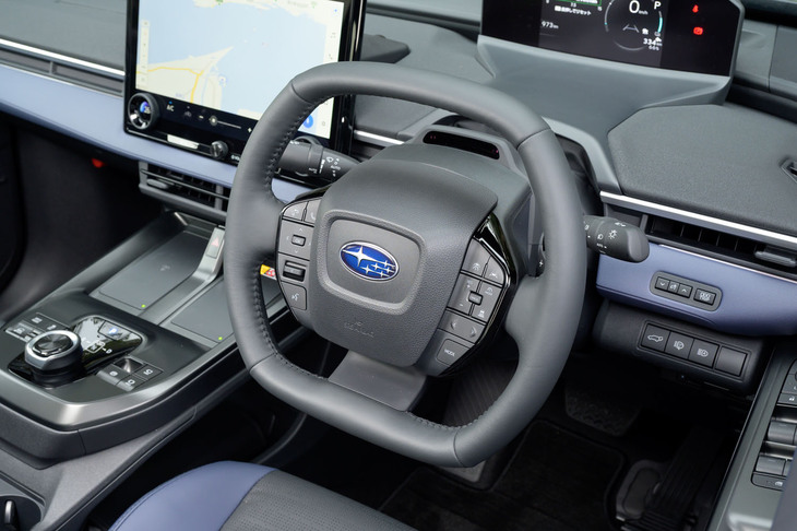 液晶メーターの見やすさなどに配慮して採用された異形のステアリングホイールだが、切り返しの際などにはハンドルの持ち替えを迫られたりして、操作性はいまひとつな印象だった。