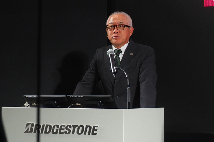 「ジャパンモビリティショー2025」のブリヂストンブースで「エバータイヤイニシアチブ」のコンセプトタイヤを紹介した同社の材料開発統括部門長 大月正珠氏。