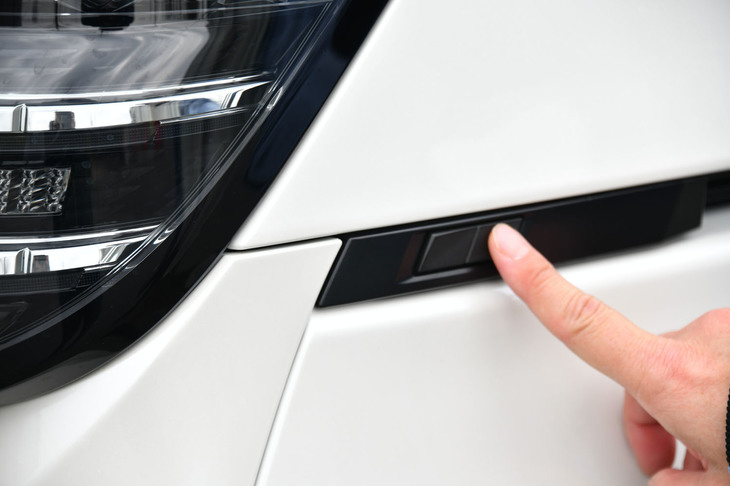 パワーバックドアのスイッチはボディーサイド、スライドドアレールの後方に配置。小柄な人でも簡単に操作できるようになった。