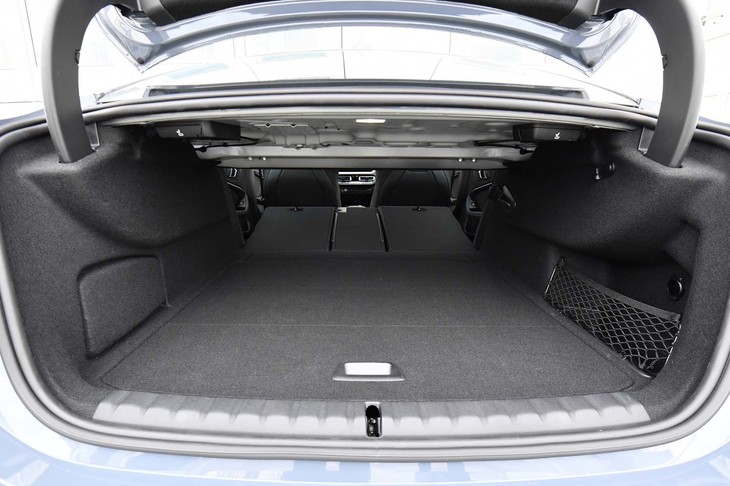 荷室の容量を最大化した状態。3分割式の後席を倒すことで、長尺物も積めるようになる。