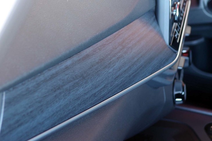 助手席の前方は、青みがかった専用ダークウッド調フィニッシャーで飾られる。