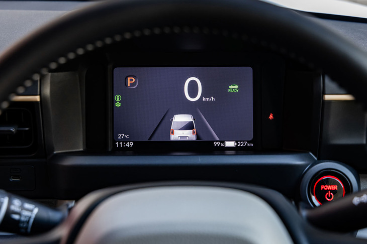 7インチサイズのフルカラー液晶メーターパネルを採用。電気自動車であることを踏まえ、見やすくわかりやすいシンプルなグラフィックが追求されている。