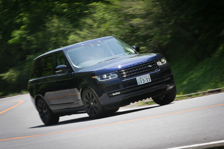 動力性能は、0-100km/h加速が7.9秒で、最高速度が209km/h。2.5t近い車重を感じさせない加速をみせる。