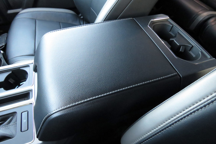 こうご氏が心奪われた、超巨大センターコンソール……というかアームレスト。下は、座ったままではしまったものを取り出せないほどの（経験談）、深さのある収納ボックスになっていた。