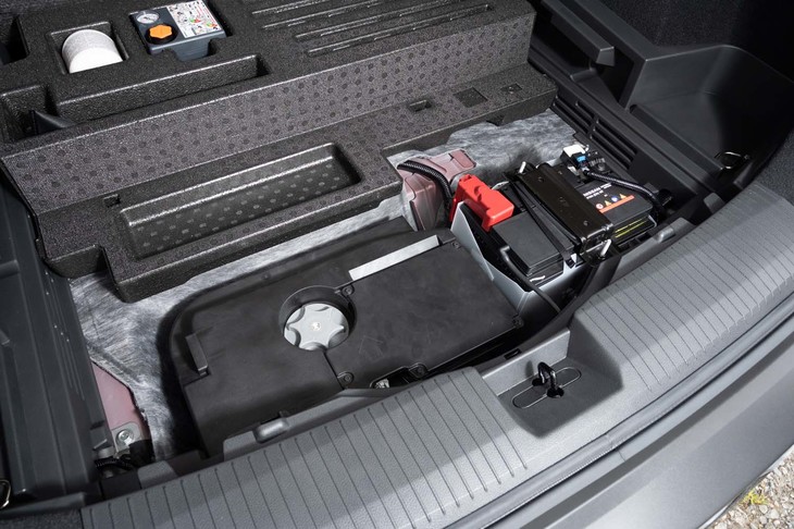 荷室の床下には補器用の12VバッテリーとBOSEプレミアムサウンドシステム（オプション）のウーファーが収められている。