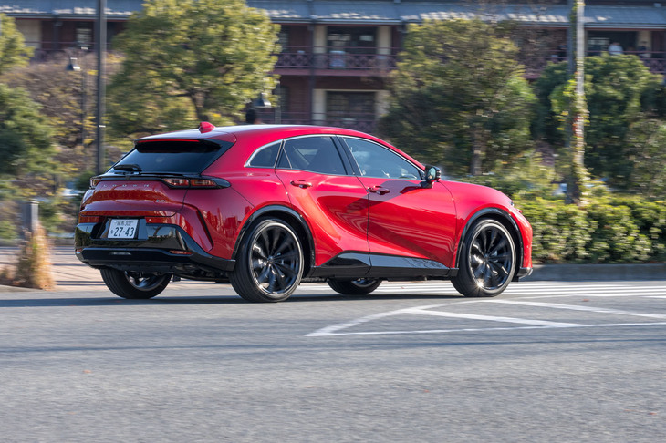 足まわりはフロントがストラットでリアがマルチリンク。後輪操舵の「DRS」も備わっている。