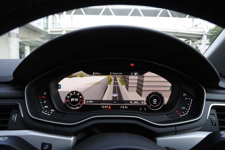 試乗車はメーターパネルが全面液晶となる、オプションの「アウディバーチャルコックピット」を装備していた。写真はナビ画面を中心に表示したところ。ステアリングホイールに備わるスイッチで、表示パターンを切り替えることができる。