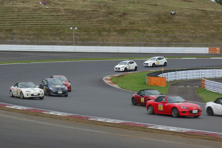 【富士チャンピオンレース】「ロードスター」と「デミオ」による混走。全部で40台が参加した。