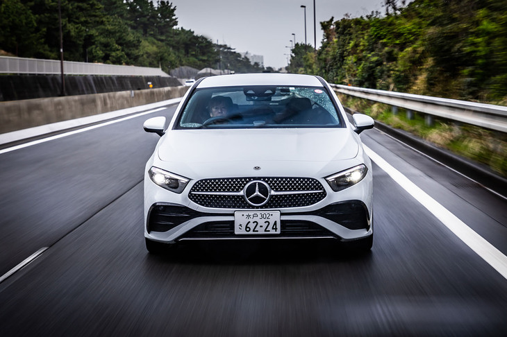 「AMGラインパッケージ」の装着車には、「アダプティブハイビームアシスト・プラス」が標準で装備される。フロントウィンドウ上部のカメラで前方の交通状況を検知し、約30km/h以上で周囲の状況に応じてハイビームがオンになるなど、照射範囲を自動で制御する。