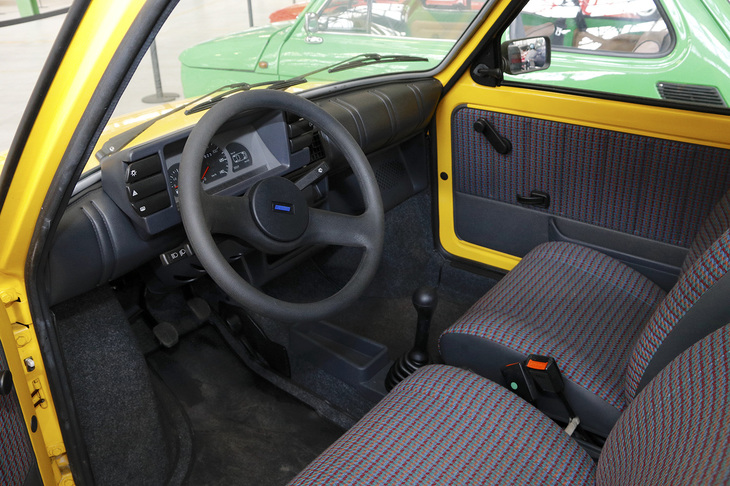 2000年の最終生産車「126pハッピーエンド」の内装。