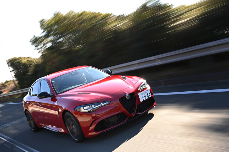 「ジュリア クアドリフォリオ」は、デビュー時から大きく変わらずに元気でいてくれた。カーマニアとしてはそれだけでシアワセだ。（写真＝田村 弥）