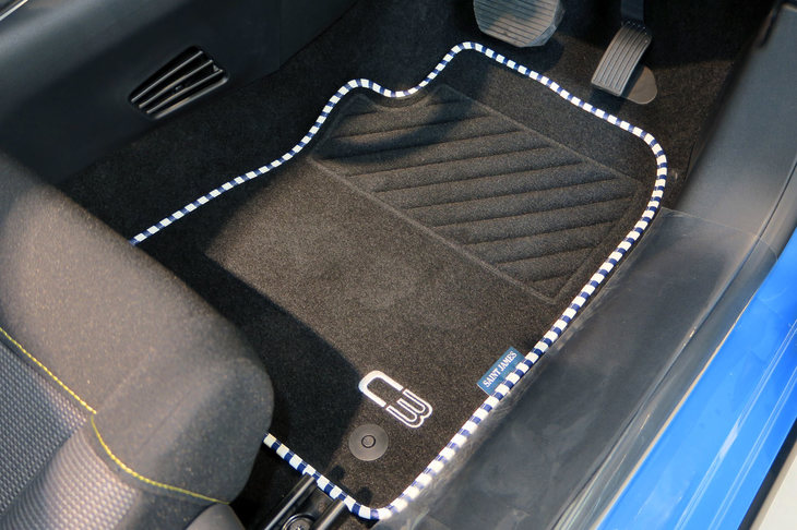 「C3セントジェームス」専用のフロアマット。