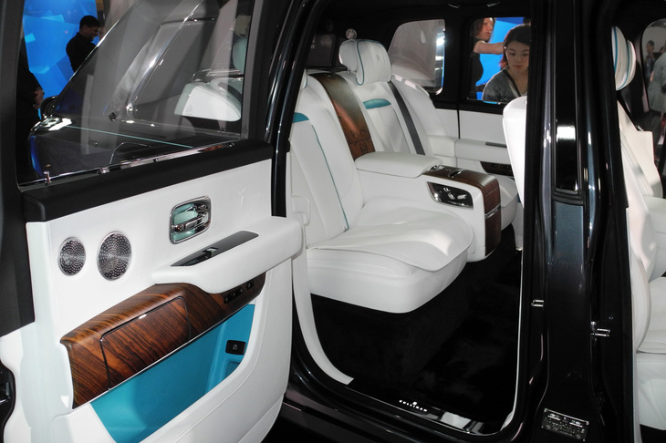 「個人シート」と呼ばれる独立型の後席。荷室との間は、パーティションにより仕切られる。