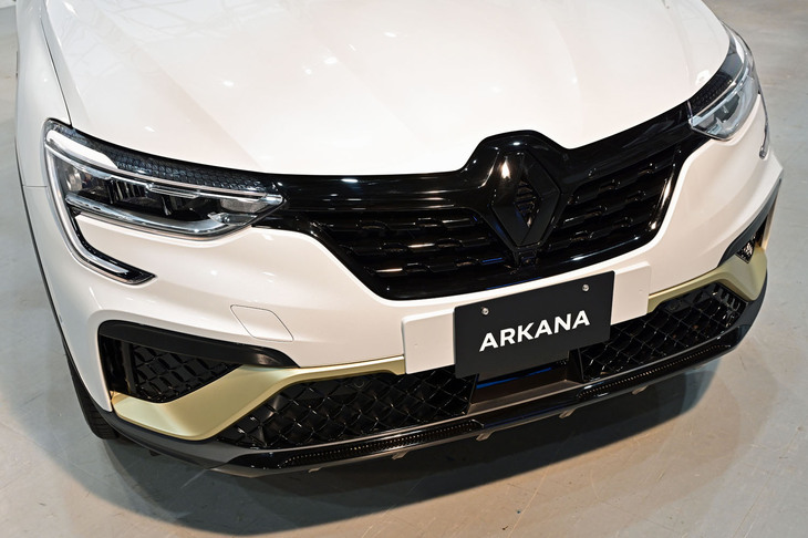 バンパーにあるちょびヒゲのような部分が「F1ブレード」。「E-TECHエンジニアード」ではウオームチタニウムカラーに仕立てられる。グリルとグリル中央のルノーエンブレムはブリリアントブラック。