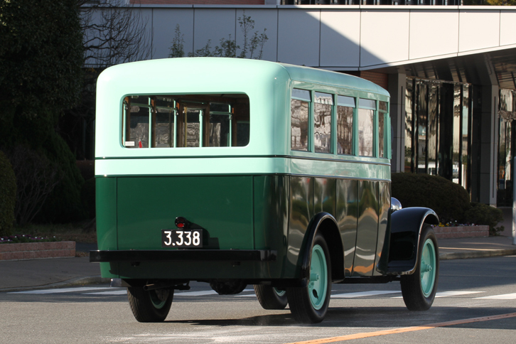 「スミダM型バス」のリアビュー。ボディーサイズは全長×全幅×全高＝5165×1825×2300mm。直4サイドバルブ2720ccエンジンの最高出力は、わずか40ps/2500rpmだった。