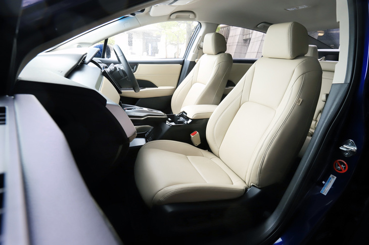 本革とプライムスムース（合皮）を組み合わせたコンビシート。前席は高めのシートバックとスリムなショルダー部が特徴で、ゆったりと座れつつ、後席の乗員に圧迫感を与えないよう配慮がなされている。