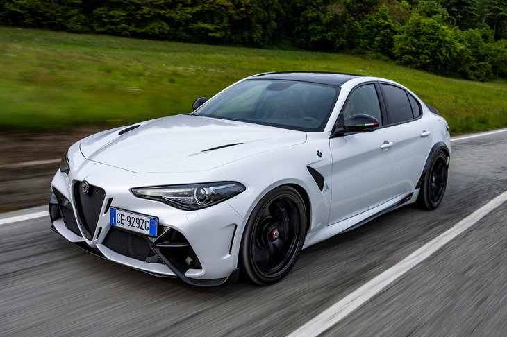 日本でも期間限定で受注が行われた「アルファ・ロメオ・ジュリアGTA」。エンジンの高出力化と軽量化、空力性能の向上が図られた、「ジュリア」のハイパフォーマンスモデルだ。