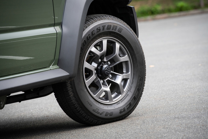 「ジムニーシエラ」のタイヤサイズは、「ジムニー」のそれより肉厚・幅広な195/80R15。車幅は1645mmと、ジムニーより170mm、先代のジムニーシエラより45mm拡大している。