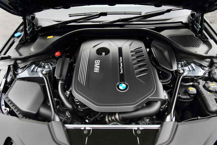 「540i」の3リッター直6ターボエンジンは、従来モデル（535i）より34ps高い340psの最高出力と、5.1kgm大きい45.9kgmの最大トルクを発生する。
