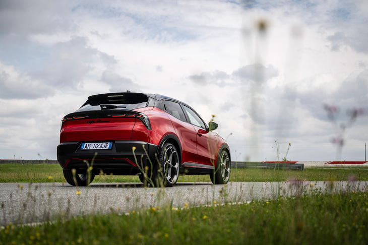 “BEVのコンパクトSUV”と、ジャンルだけを見ると「アルファならではの熱い走り」からは程遠いクルマに思える「ジュニア エレットリカ」だが、実際には十分に刺激的な走りを持ち合わせていた。