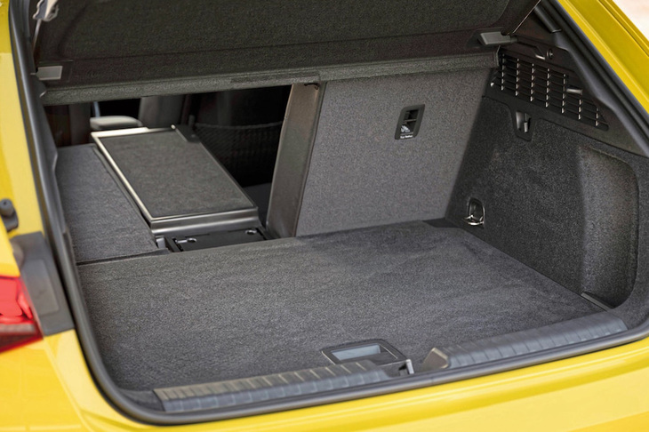 荷室容量は従来モデルと同じく380リッター。リアシートを倒すと1200リッターに拡大できる。