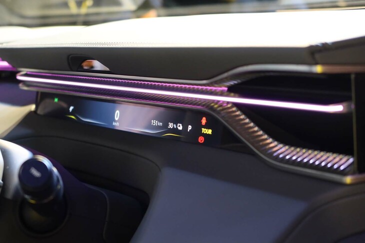 ロータス・エレトレR（運転席前方のディスプレイ）