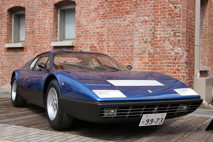 特別賞であるアウトガレリア・ルーチェ賞を受けた1973年「フェラーリ365GT4 BB」。4.4リッター180度V12 DOHCエンジンを搭載した、12気筒フェラーリ初のミドシップモデル。この個体は、車台番号からするとBB（ベルリネッタ・ボクサー）の生産1号車だという。