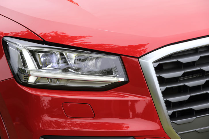 
	ヘッドランプ（写真）はLED式。「Q2」では、エントリーモデルの「1.0 TFSI」のみハロゲンヘッドライトが採用される。
	