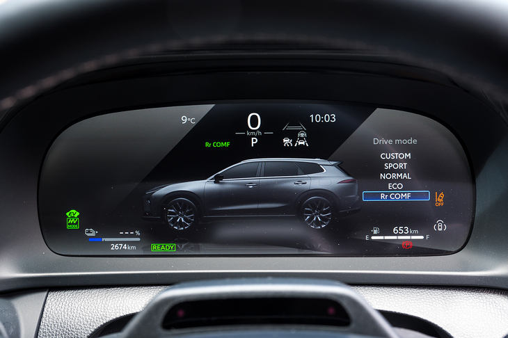 ドライブモードには「リアコンフォート」モードを搭載。サスペンションのセッティングが変わるだけでなく、後輪操舵の「DRS」が低速域でも前輪と同位相に動くようになる。