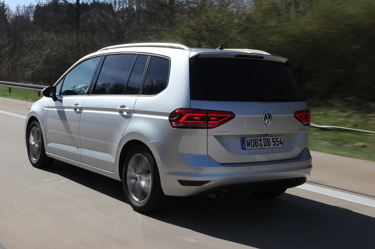 「DCC」（アダプティブ・シャシー・コントロール）とは、可変ダンパーの減衰力や電動パワーステアリングの特性を切り替えられるモードセレクト機能のこと。「ノーマル」「コンフォート」「スポーツ」の3種類のモードが用意される。