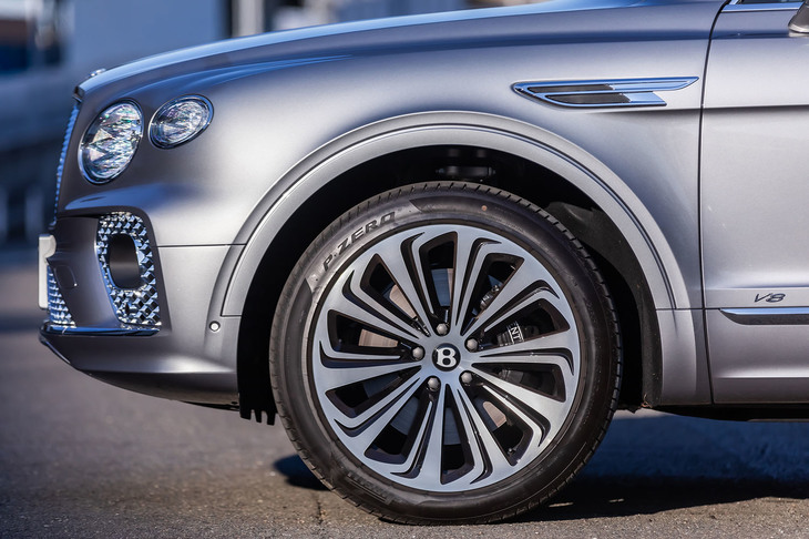 今回の試乗車には285/40ZR22サイズの「ピレリPゼロ」タイヤが装着されていた。写真のブラックペイントが施されたブライトマシン仕上げ22インチホイールは、オプションの「マリナードライビングスペック」に含まれるアイテム。