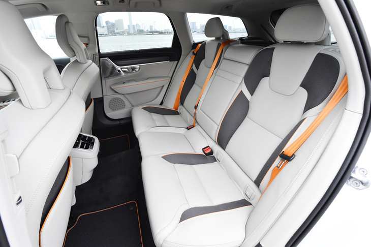 リアシートも白／グレー／オレンジでコーディネート。乗り心地もゆったりとしていて、移動中は快適な空間となる。