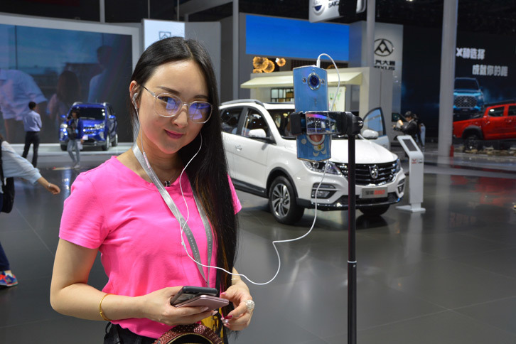 今回の上海ショーでは、スマートフォンで会場の様子をライブ中継している女性をあちこちで見かけた。日本で言うユーチューバーのような女性が、けっこういるのだ。