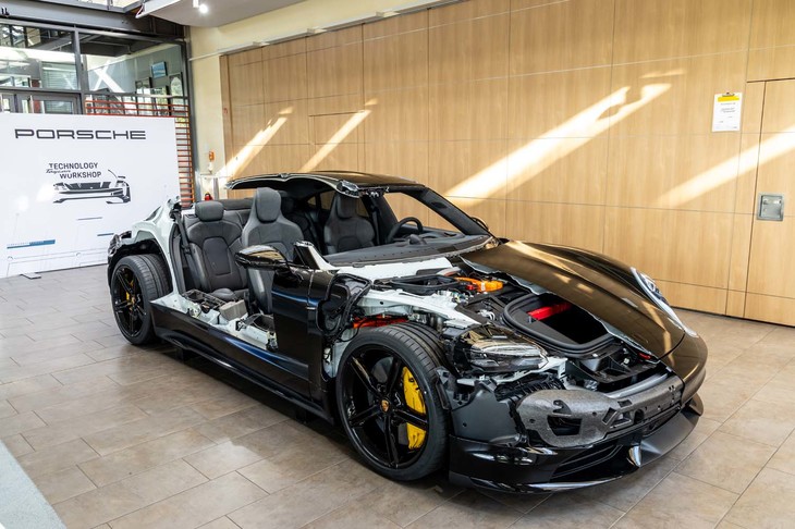 「タイカン」のカットモデル。フロントにもラゲッジスペースが用意されているのが分かる。