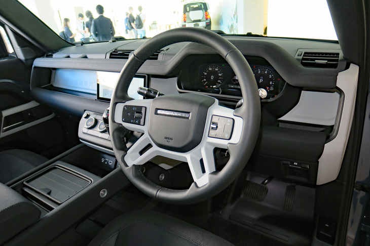 ランドローバー・ディフェンダー110 SE エクスプローラーパック装着車（インストゥルメントパネルまわり）