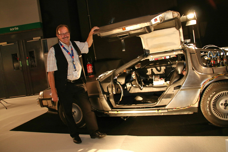 クラブ「スターカーズ・パッション」のジャンピエール氏。メンバーの持ち物である1981年「デロリアンDMC-12」（1989年の作品『バック・トゥ・ザ・フューチャー Part 2』に登場）のレプリカとともに。