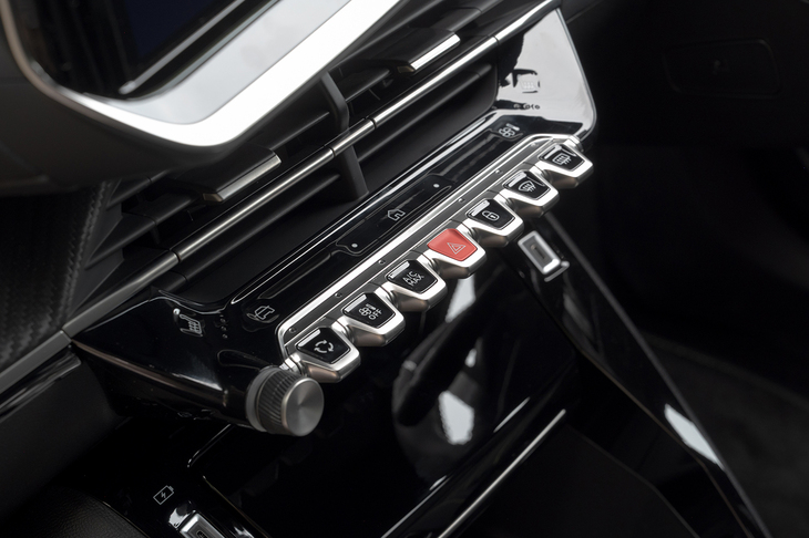 スクリーンの下部にはエアコンやハザードなどのスイッチが鍵盤状にならべられる。その上部にエアコンの温度調整などのタッチスイッチが備わっているのは、初期型「2008」には見られないポイントだ。