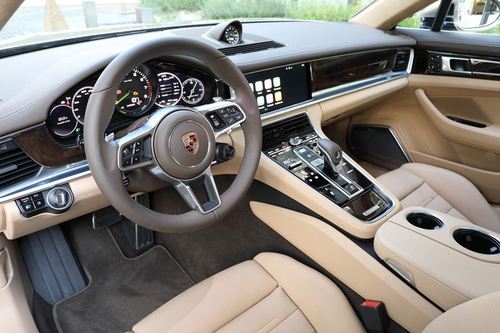 「ポルシェ・パナメーラ4 E-ハイブリッド」のインストゥルメントパネルまわり。同車には、ステアリングホイールのモードスイッチを含む「スポーツクロノパッケージ」が、標準装備される。