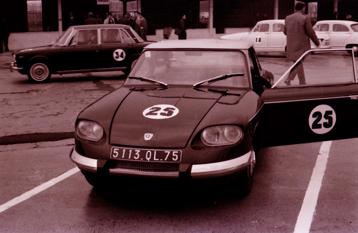 パリサロンのテストデー。試乗の舞台は、モンレリーサーキットの大バンクを含めたフルコースである。ランチではワインが供され、午後には小クラッシュが続発した。（写真＝KY）