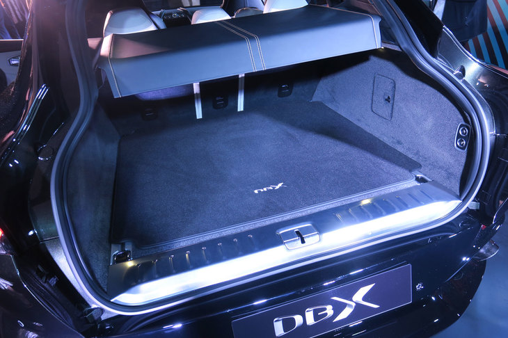 アストンマーティンDBX（ラゲッジスペース）