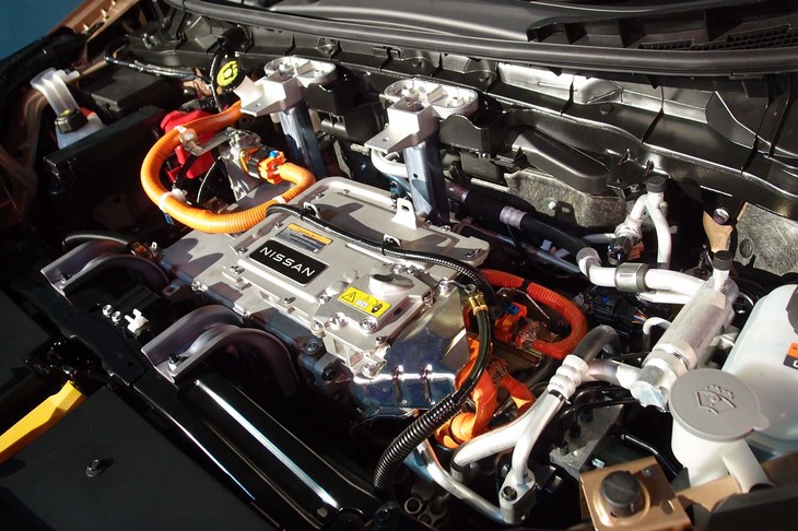 日産アリア（モータールーム） ※写真中央に見えるのはインバーター