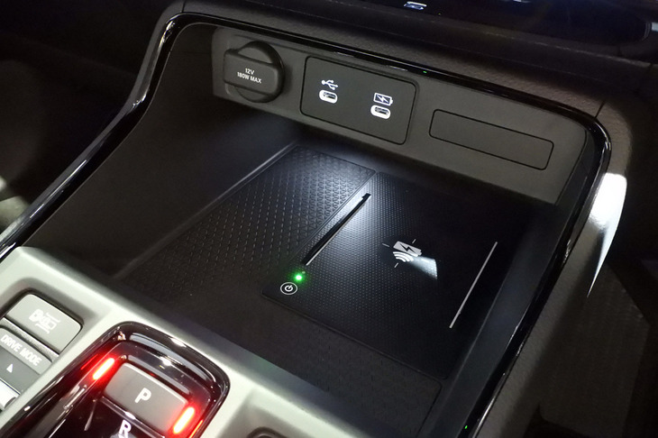 ホンダCR-V e：HEV RS（ワイヤレス充電器／USB Type-Cポート／電源ソケット）